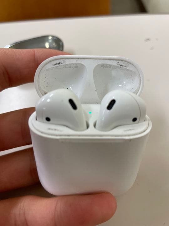 Apple AirPods MV7N2J/A 第一世代 Apple AirPods with Charging Case 第2世代 MV7N2J/A 価格比較 - 価格.com